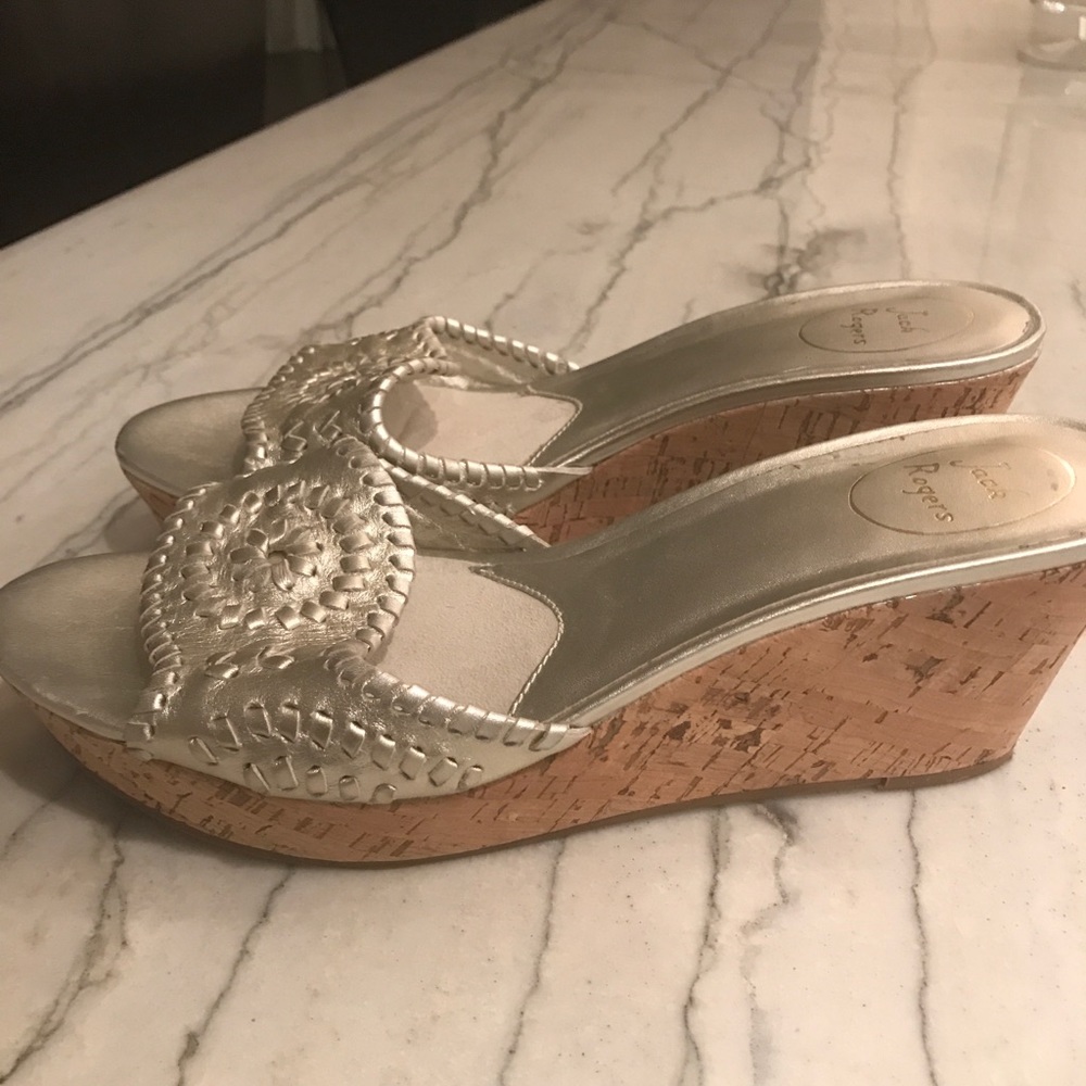 NEVER WORN Jack Rogers gold metallic wedge slides